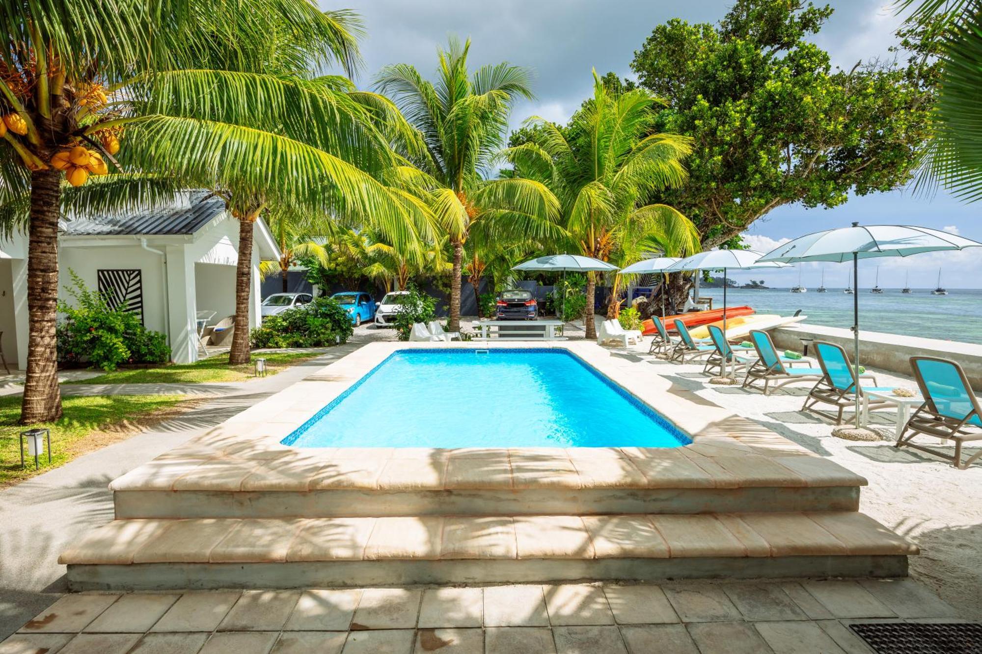 Le Nautique Beachfront Apartments Anse Royale Exterior photo