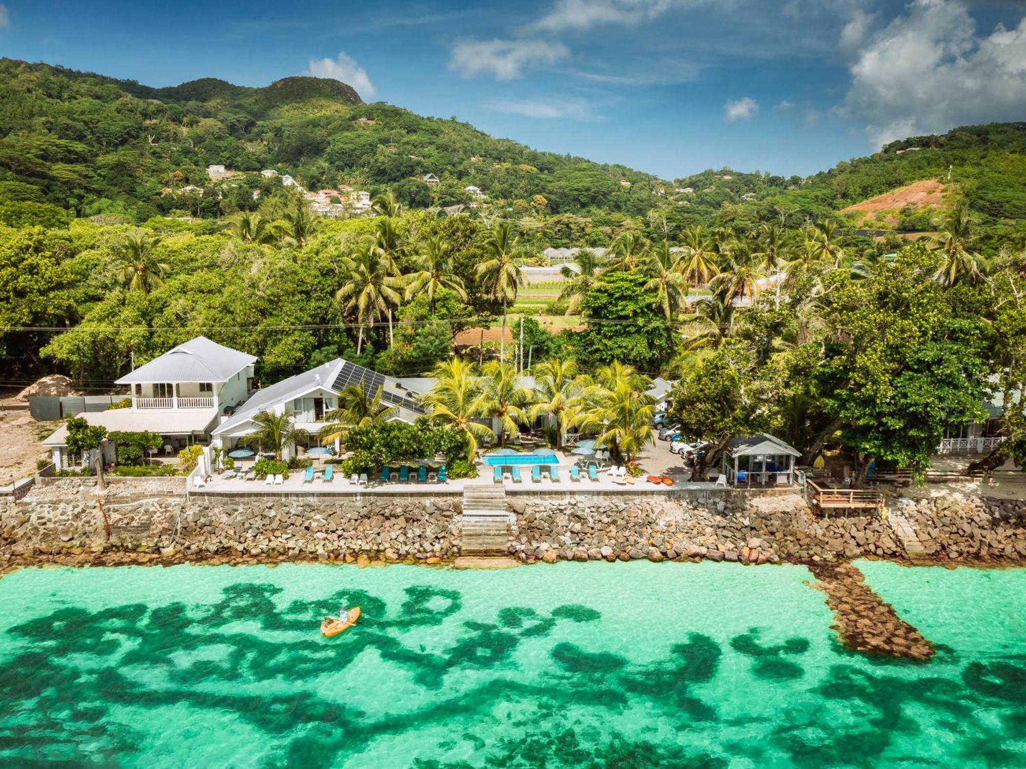Le Nautique Beachfront Apartments Anse Royale Exterior photo