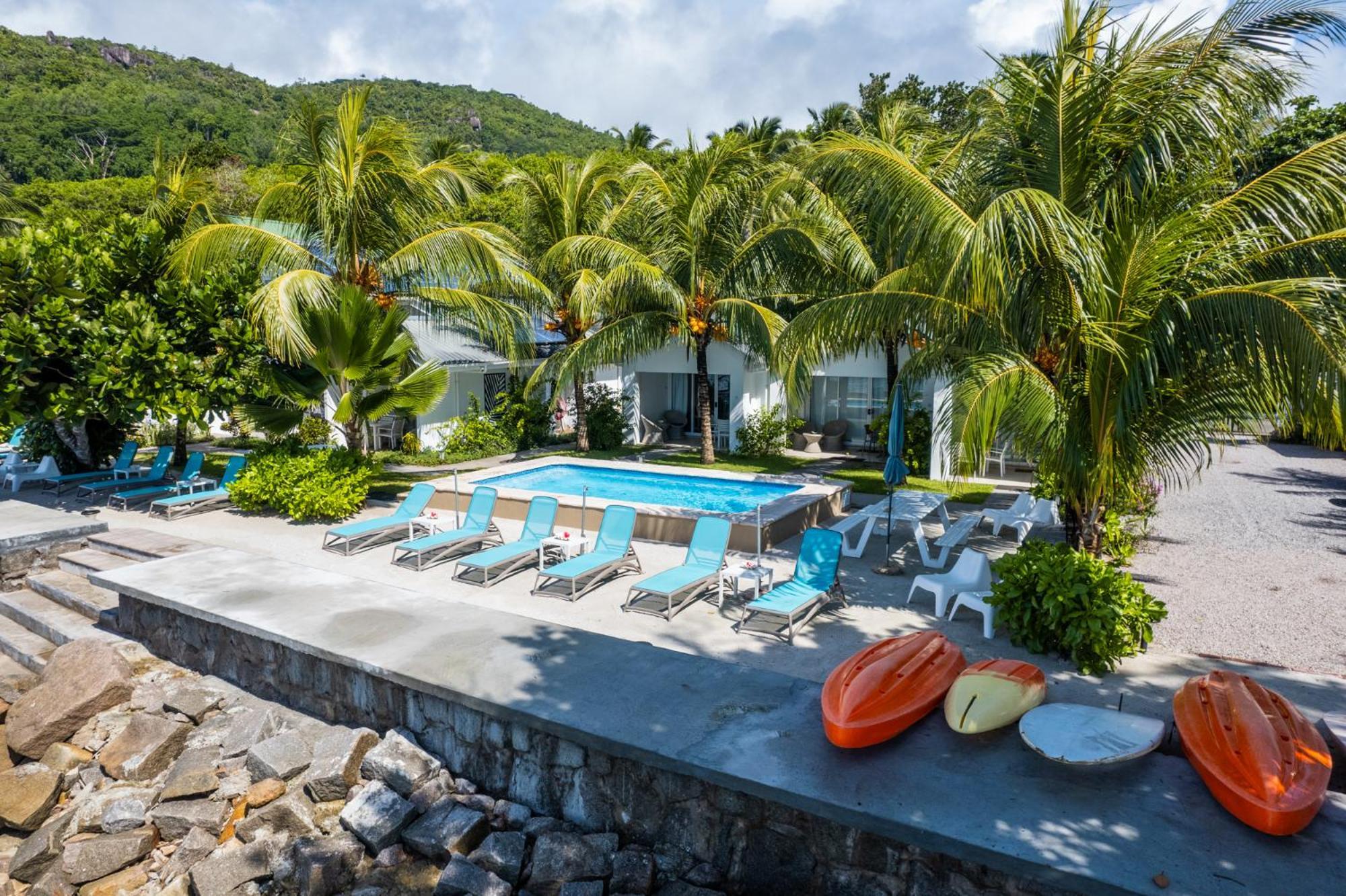 Le Nautique Beachfront Apartments Anse Royale Exterior photo