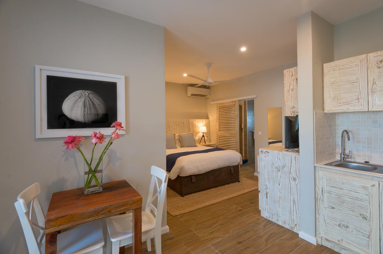 Le Nautique Beachfront Apartments Anse Royale Exterior photo